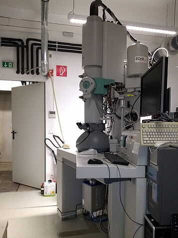 electron diffractometer CM200 with QUADRO and with EDX detector, suitable for transmission electron microscopy